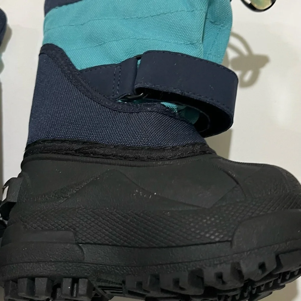 Columbia, baby snow insulated boots NWT. US 4